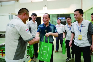 張毓強董事長慰問一線高溫作業員工
