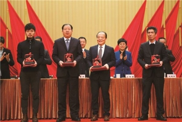 巨石集團在桐鄉市三級干部大會上榮獲多個獎項