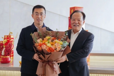桐鄉市委書記于會游到巨石慰問高層次人才