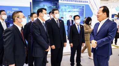 2021年9月，時任浙江省委書記、省人大常委會主任袁家軍，時任浙江省委副書記、省長鄭柵潔蒞臨世界互聯網大會烏鎮峰會中國巨石新材料產業鏈未來工廠數字化運用場景，點贊中國巨石未來工廠建設成果。